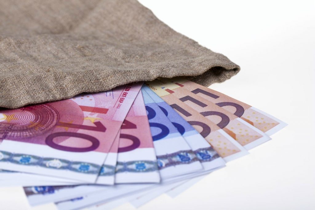 Quanto Sono 5000 Dollari In Euro